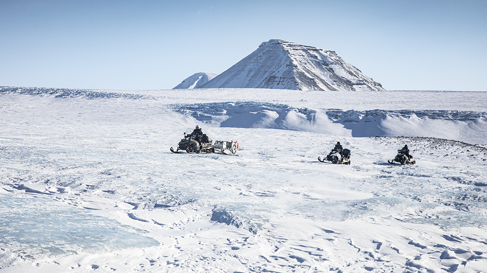 Snowscooter on the glacier ©-Marcel Schütz-2020