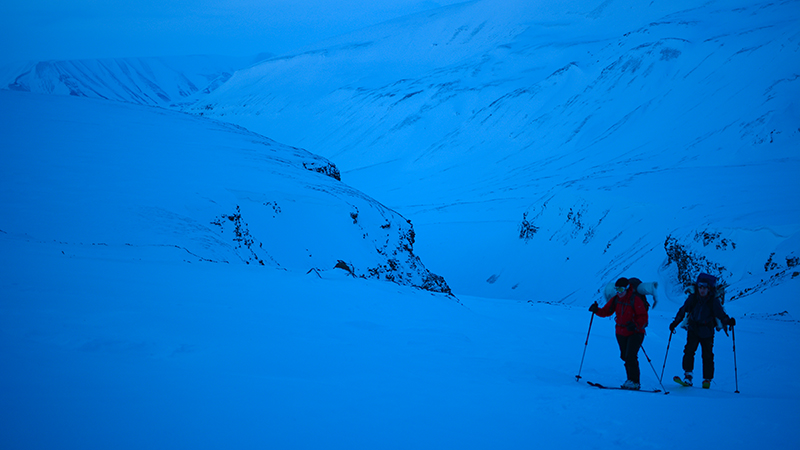 Blue hours skiing
